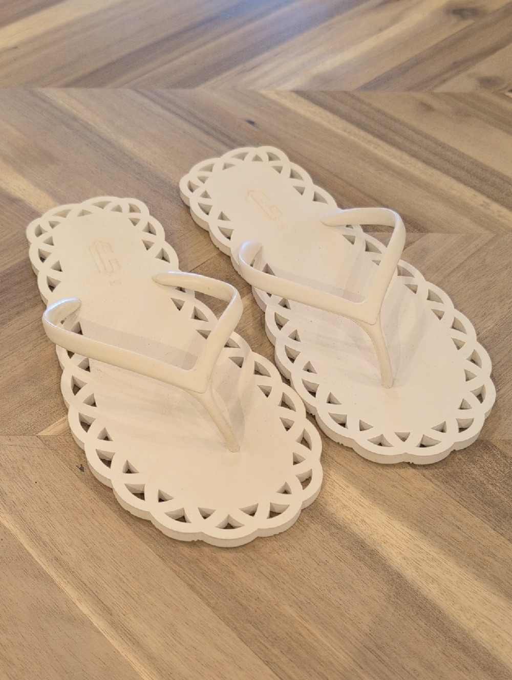 Carlotha Ray White Women's Scalloped Flip Flop Sandals 39/40